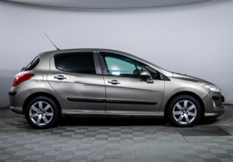 Подержанный автомобиль Peugeot 308 Hatchback 2011 года (4 фото)