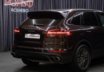 Подержанный автомобиль Porsche Cayenne 2016 года (26 фото)