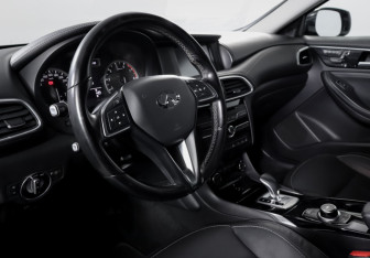 Подержанный автомобиль Infiniti Q30 2017 года (14 фото)