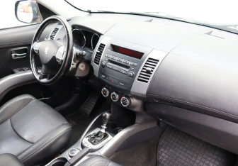 Подержанный автомобиль Peugeot 4007 2010 года (10 фото)