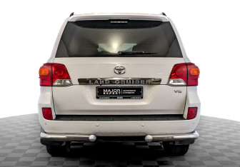 Подержанный автомобиль Toyota Land Cruiser Suv 2014 года (6 фото)