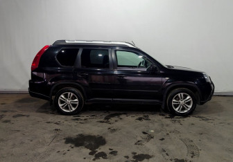 Подержанный автомобиль Nissan X-Trail 2011 года (8 фото)