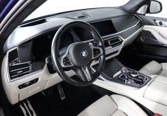 Подержанный автомобиль BMW X7 2021 года (8 фото)
