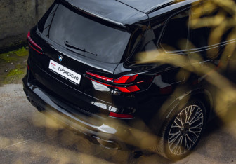 Подержанный автомобиль BMW X5 2024 года (17 фото)