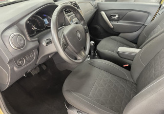 Подержанный автомобиль Renault Sandero 2017 года (12 фото)