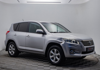 Подержанный автомобиль Toyota RAV4 2010 года (7 фото)