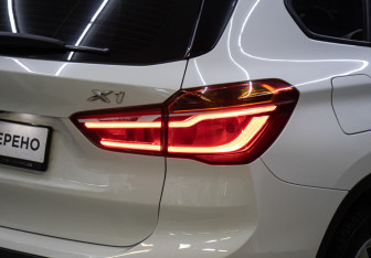 Подержанный автомобиль BMW X1 2015 года (23 фото)