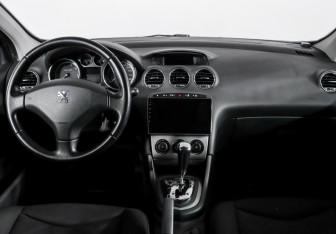 Подержанный автомобиль Peugeot 308 Hatchback 2011 года (12 фото)