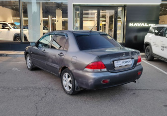 Подержанный автомобиль Mitsubishi Lancer Sedan 2005 года (7 фото)