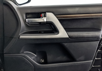 Подержанный автомобиль Toyota Land Cruiser Suv 2016 года (25 фото)