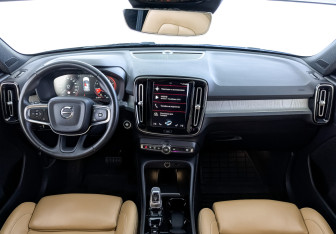 Подержанный автомобиль Volvo XC40 2021 года (14 фото)
