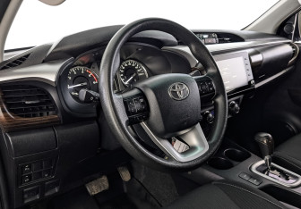 Подержанный автомобиль Toyota Hilux 2022 года (15 фото)