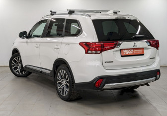 Подержанный автомобиль Mitsubishi Outlander 2018 года (7 фото)