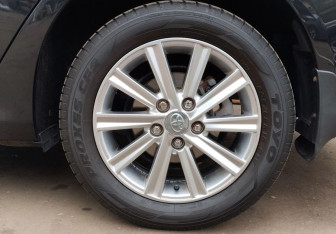 Подержанный автомобиль Toyota Corolla Sedan 2007 года (13 фото)