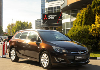Подержанный автомобиль Opel Astra Wagon 2012 года (2 фото)