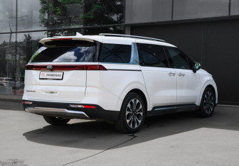 Подержанный автомобиль Kia Carnival 2020 года (4 фото)