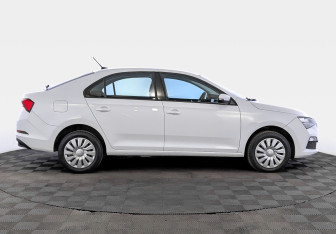 Подержанный автомобиль Skoda Rapid Liftback 2021 года (4 фото)
