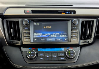 Подержанный автомобиль Toyota RAV4 2017 года (15 фото)