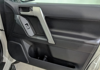 Подержанный автомобиль Toyota Land Cruiser Prado 2020 года (25 фото)