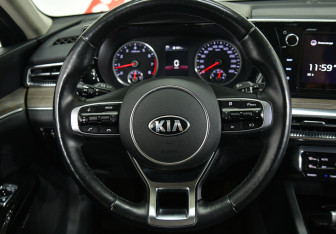 Подержанный автомобиль Kia K5 2021 года (10 фото)