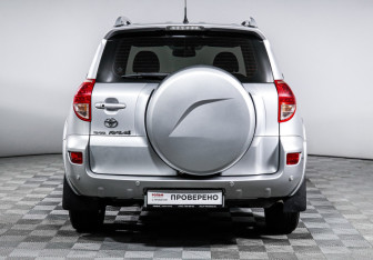 Подержанный автомобиль Toyota RAV4 2008 года (6 фото)