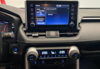 Подержанный автомобиль Toyota RAV4 2021 года (14 фото)