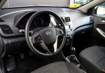 Подержанный автомобиль Hyundai Solaris Hatchback 2015 года (11 фото)