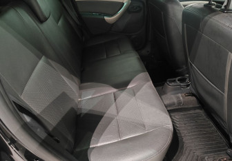 Подержанный автомобиль Renault Duster 2014 года (10 фото)