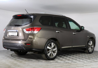 Подержанный автомобиль Nissan Pathfinder 2014 года (3 фото)