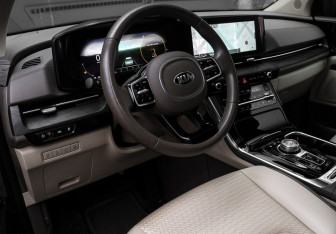 Подержанный автомобиль Kia Carnival 2021 года (27 фото)