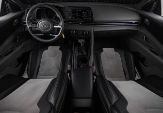 Подержанный автомобиль Hyundai Elantra Sedan 2021 года (18 фото)