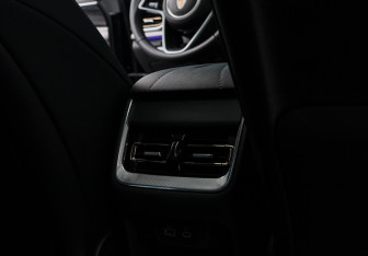 Подержанный автомобиль Hongqi H5 2024 года (9 фото)