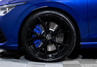 Подержанный автомобиль Volkswagen Golf R Hatchback 2023 года (15 фото)