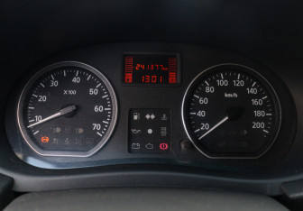 Подержанный автомобиль Renault Sandero 2012 года (17 фото)