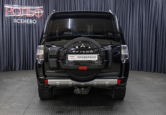 Подержанный автомобиль Mitsubishi Pajero 2013 года (6 фото)