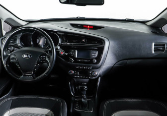 Подержанный автомобиль Kia Ceed Hatchback 2015 года (10 фото)