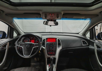 Подержанный автомобиль Opel Astra Hatchback 2011 года (12 фото)