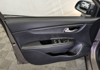 Подержанный автомобиль Kia Rio Hatchback 2021 года (18 фото)