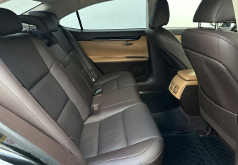 Подержанный автомобиль Lexus ES 2018 года (14 фото)