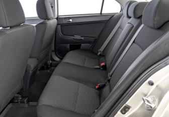 Подержанный автомобиль Mitsubishi Lancer Sedan 2010 года (18 фото)