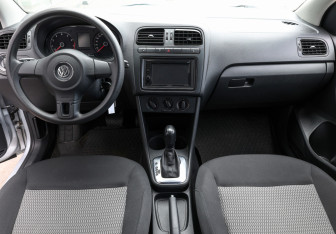 Подержанный автомобиль Volkswagen Polo Sedan 2014 года (14 фото)