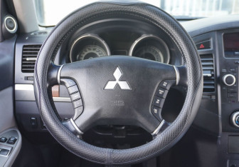 Подержанный автомобиль Mitsubishi Pajero 2009 года (14 фото)