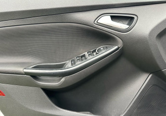 Подержанный автомобиль Ford Focus Hatchback 2012 года (13 фото)