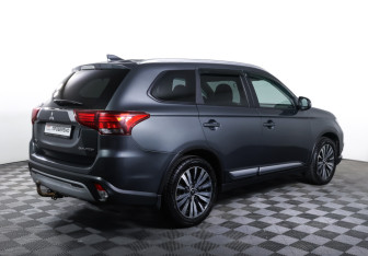 Подержанный автомобиль Mitsubishi Outlander 2019 года (5 фото)