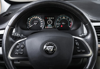 Подержанный автомобиль Jaguar XF Sedan 2014 года (29 фото)