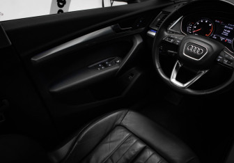 Подержанный автомобиль Audi Q5 2017 года (15 фото)