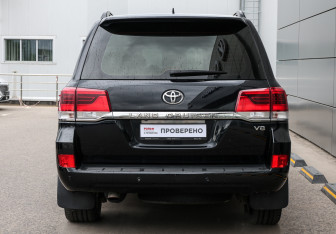 Подержанный автомобиль Toyota Land Cruiser Suv 2017 года (6 фото)