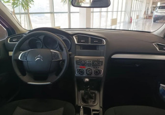 Подержанный автомобиль Citroen C4 Sedan 2017 года (10 фото)