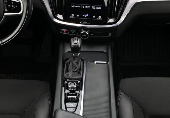 Подержанный автомобиль Volvo V60 Cross Country 2021 года (14 фото)