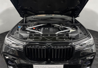 Подержанный автомобиль BMW X7 2019 года (10 фото)